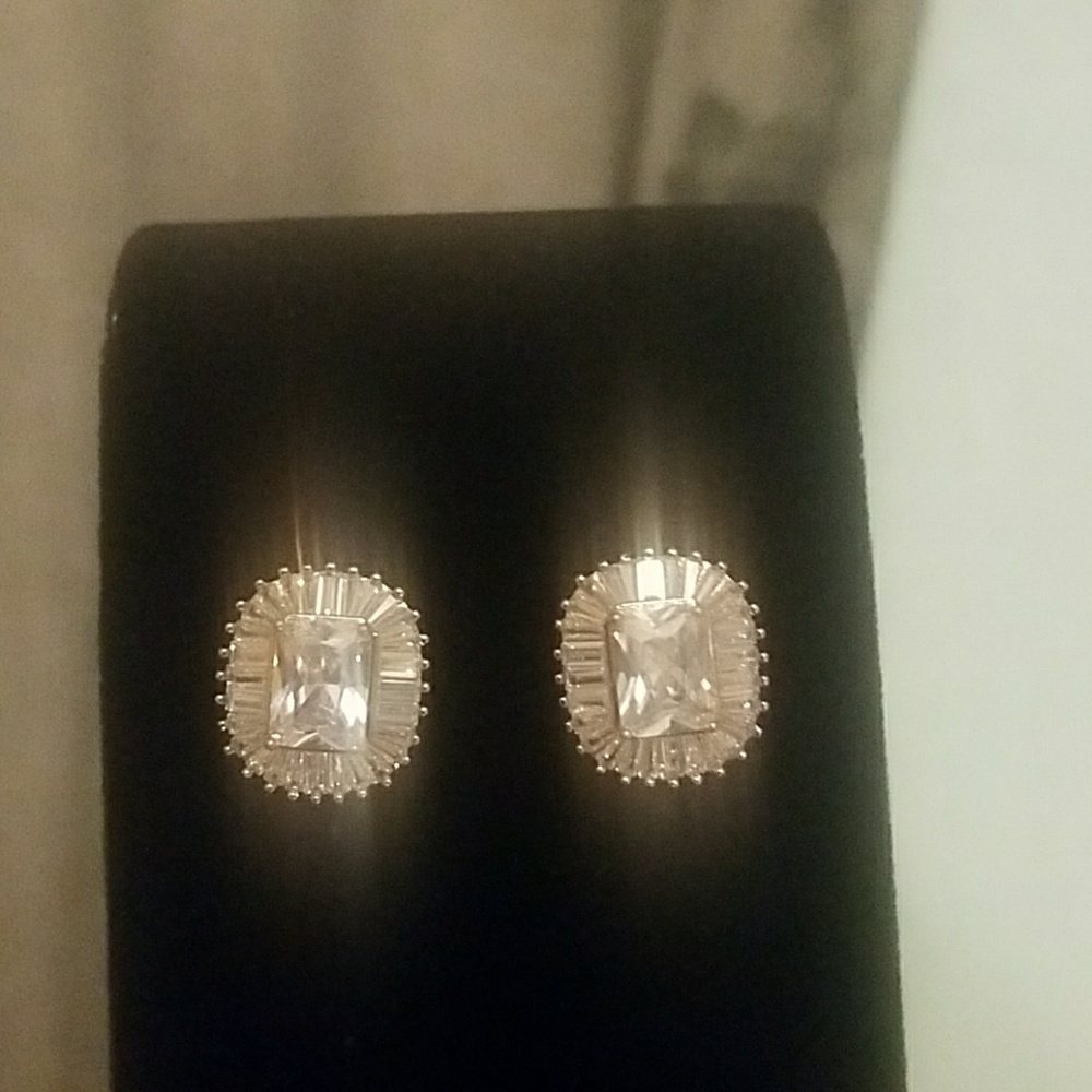 ❤🎁🎁NWT Costume Jewelry crystal studs❤🎁🎁